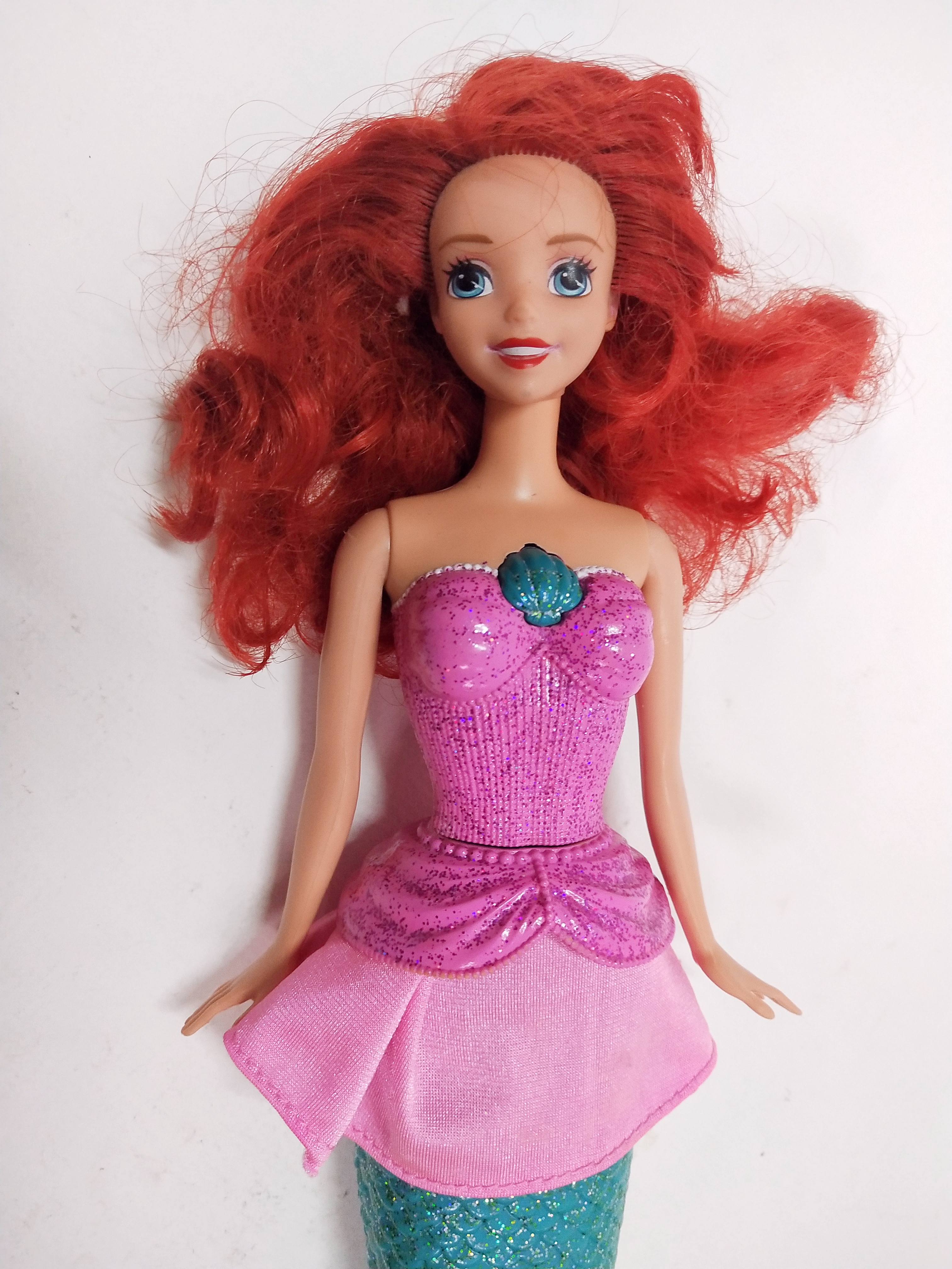 ตุ๊กตาบาร์บี้เจ้าหญิงเงือกน้อยแอเรียล ของแท้ Mattel สามารถเปลี่ยนจากหางเป็นกระโปรงได้ ด้วยการค่อยๆดึงกระโปรงลงมา จนมีความยาวตามภาพแล้วจะได้เจ้าหญิง และเมื่อต้องการกลับเป็นเงือกน้อยก็ให้ค่อยๆดึงส่วนของหาง ที่อยู่ใต้กระโปรงลงมาส่วนของกระโปรงจะกลับขึ้นไปจนได