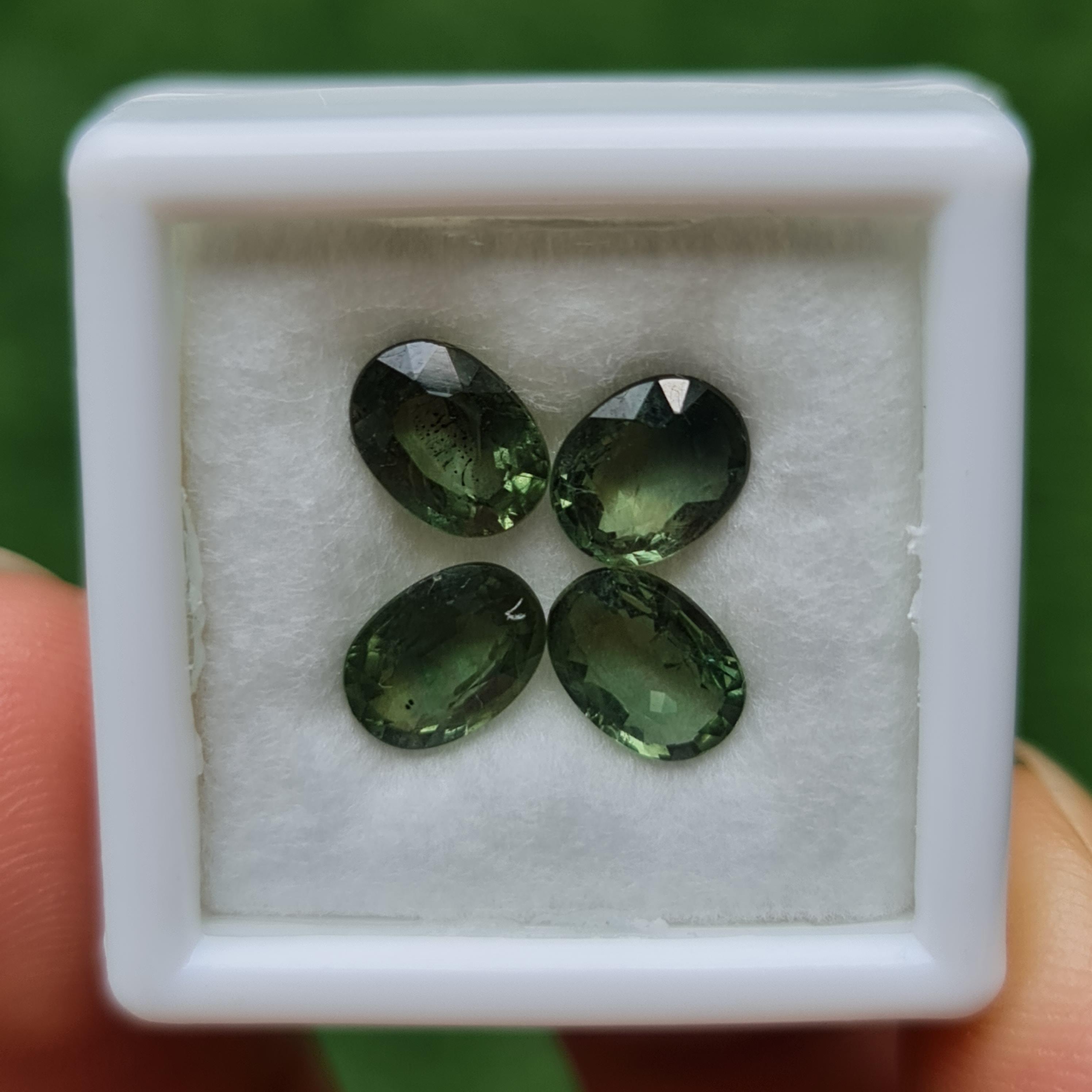 พลอย เขียวส่อง Green Sapphire 3.86 กะรัต (Cts.) 4 เม็ด (Pcs.) พลอยแท้ อัญมณีมงคลประจําวันเกิด เครื่องประดับพลอย