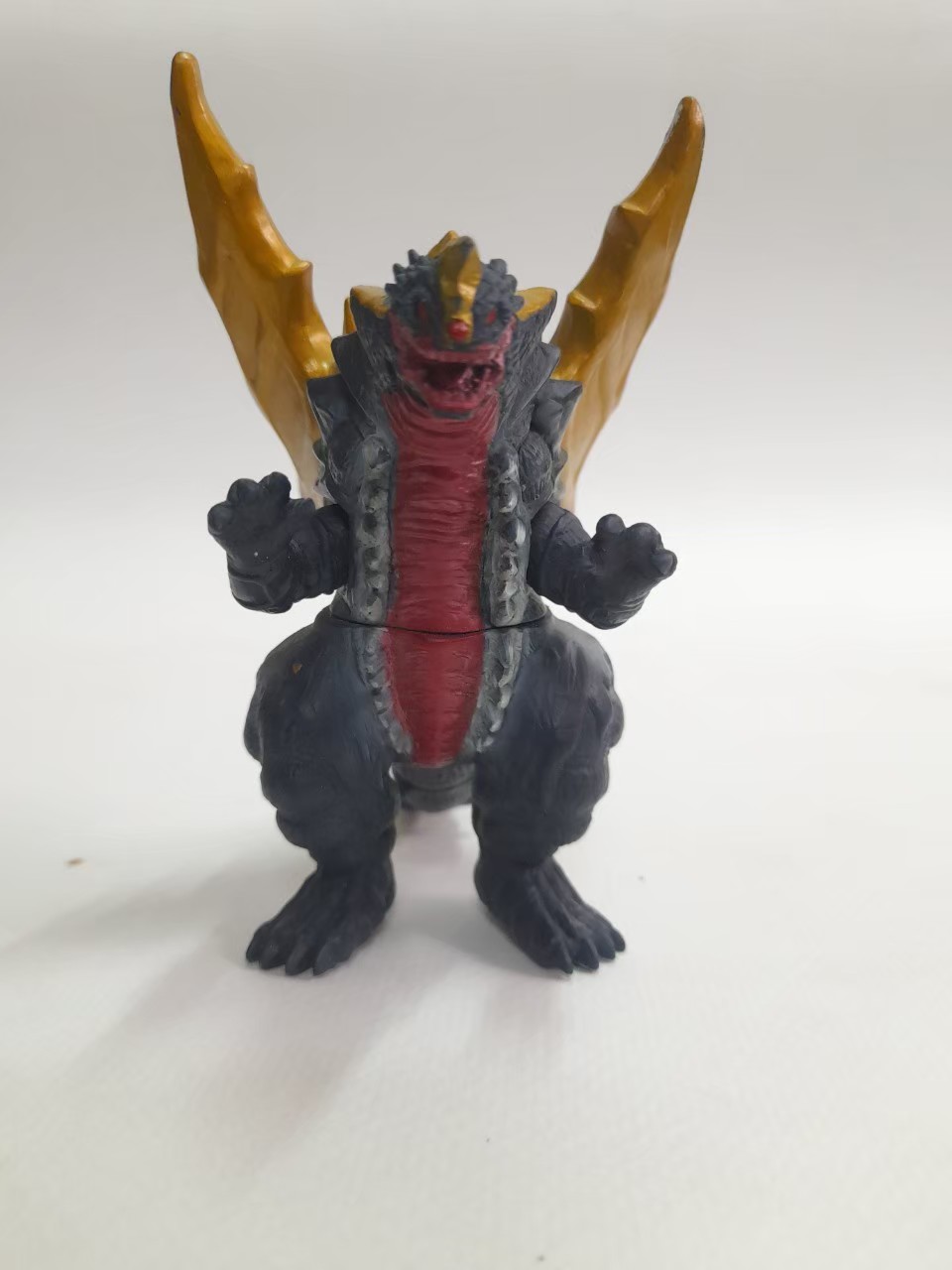 ซอฟ 4 -4.5 นิ้ว สัตว์ประหลาดคิงส์ออฟมอนส์ จากอุลตร้าแมนไกอา มือสองสภาพดี มีรอยบ้าง