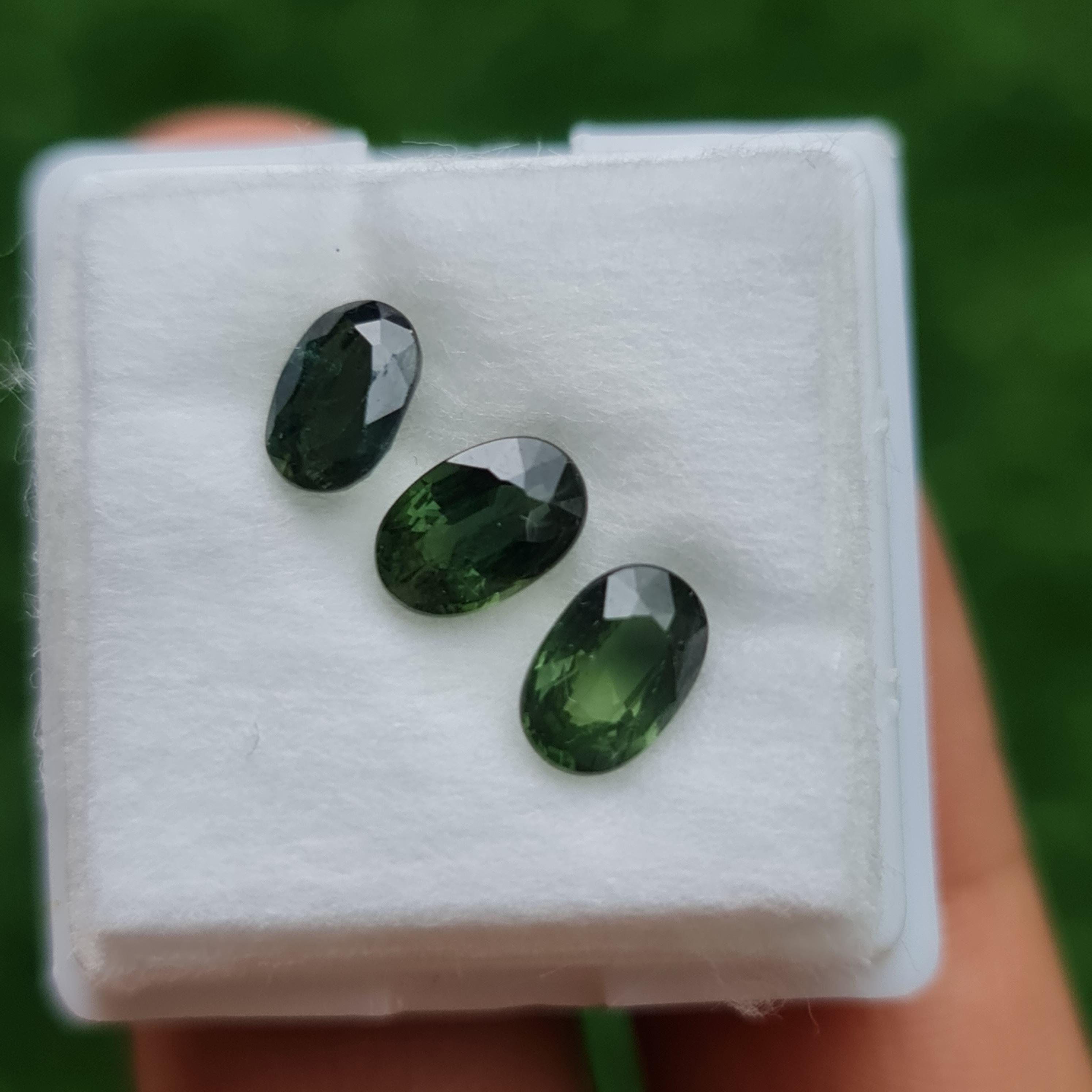พลอย เขียวส่อง Green Sapphire 2.88 กะรัต (Cts.) 3 เม็ด (Pcs.) พลอยแท้ อัญมณีมงคลประจําวันเกิด เครื่องประดับพลอย