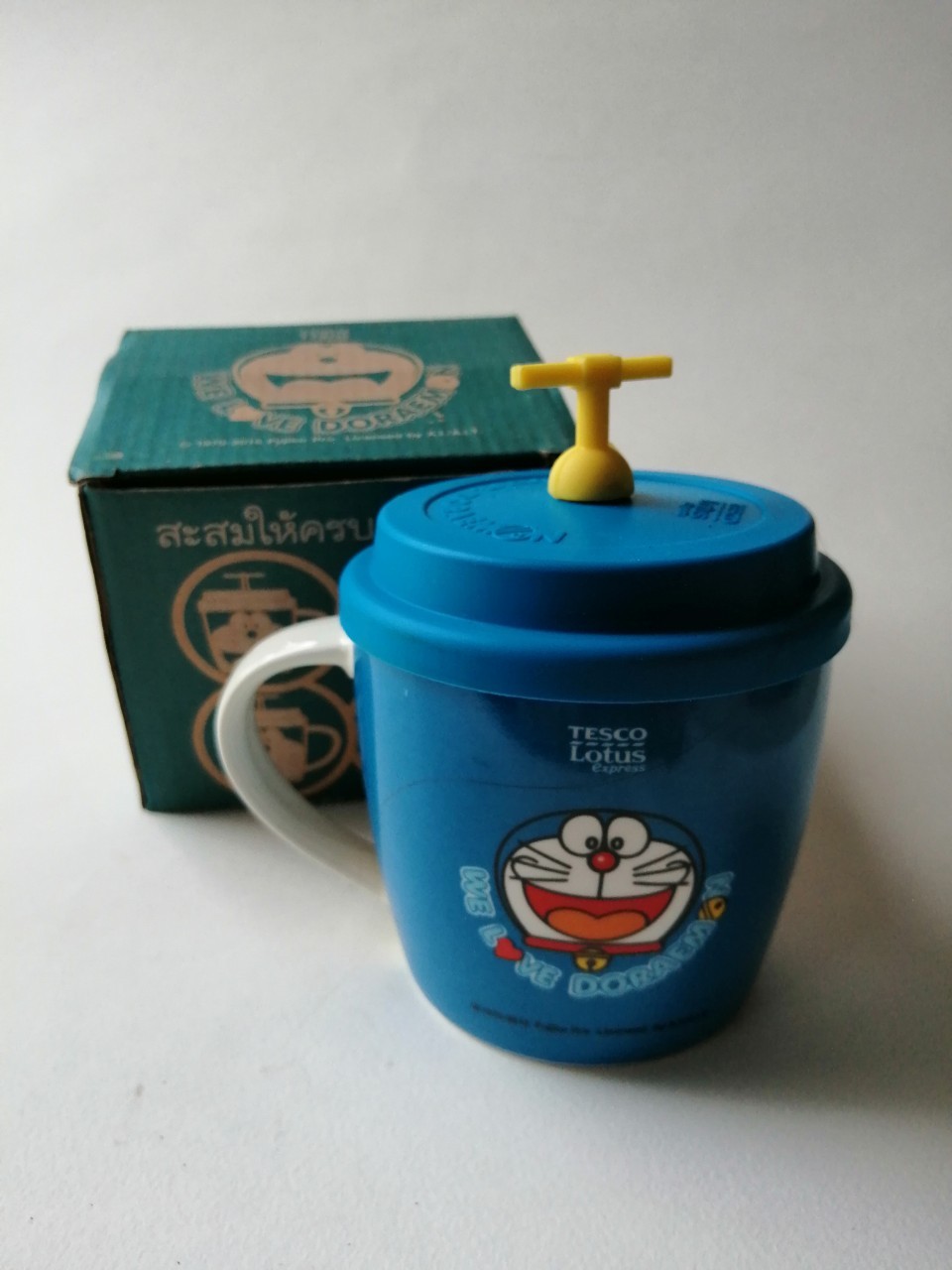 แก้วน้ำเซรามิกพร้อมฝาซิลิโคน ลายโดราเอม่อน"We Love Doraemon" ของสะสมจากเทสโก้ โลตัส,Ceramic glass, Doraemon "We Love Doraemon" collectible glass from Tesco Lotus,กล่องเก่าเก็บตามสภาพ โปรตรวจสอบทุกภาพ
