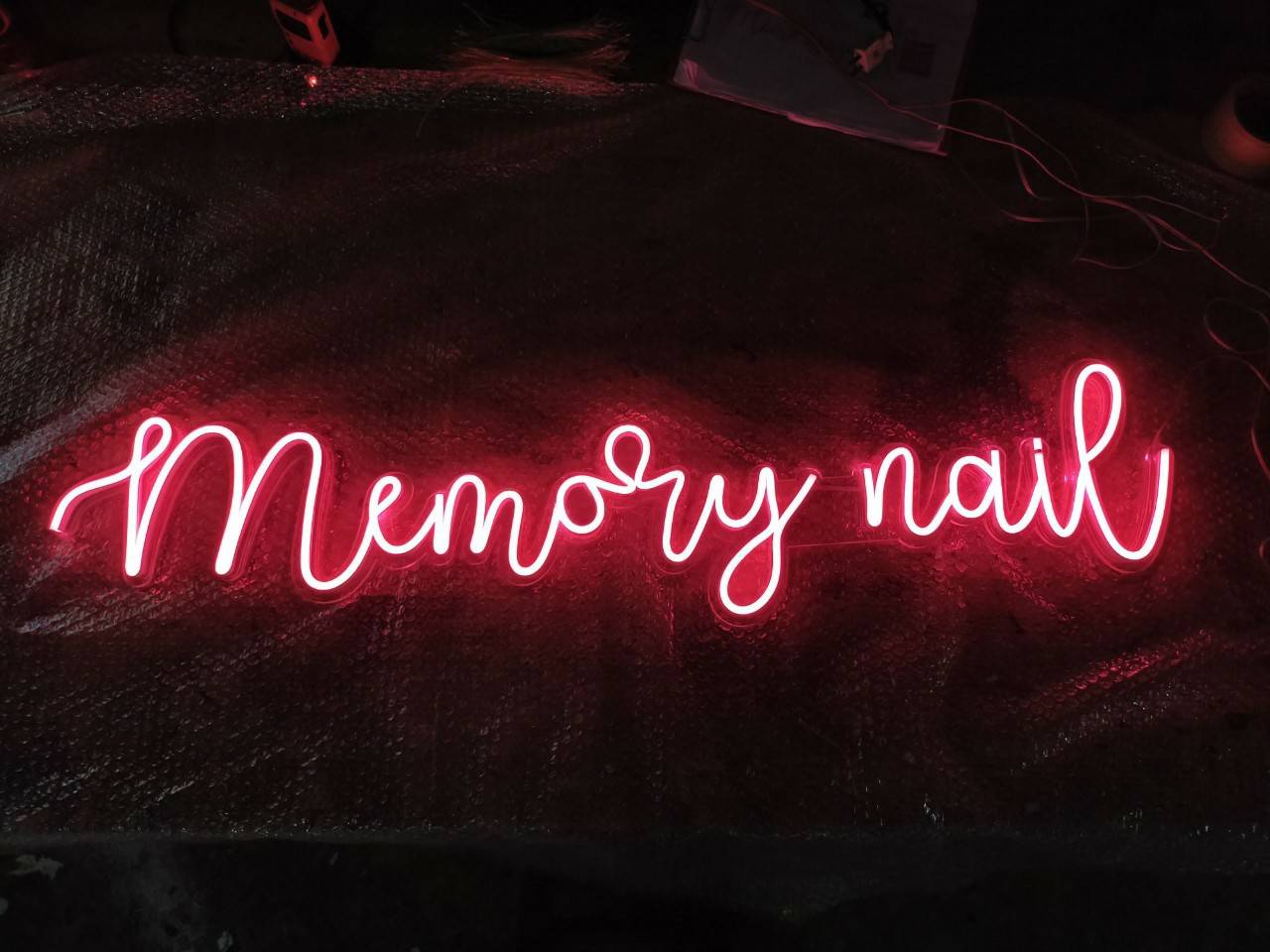 ป้ายไฟ LEDดัด สีชมพู วางพื้ออะคริลิคใส