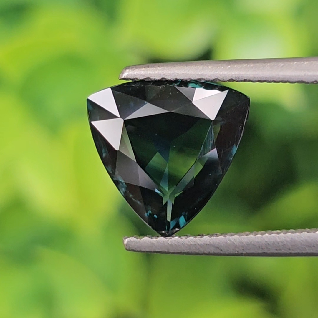 พลอย แซฟไฟร์สีน้ำเงินอมเขียว Teal Sapphire 2.70 กะรัต (Cts.) พลอยแท้ อัญมณีมงคลประจําวันเกิด เครื่องประดับพลอย