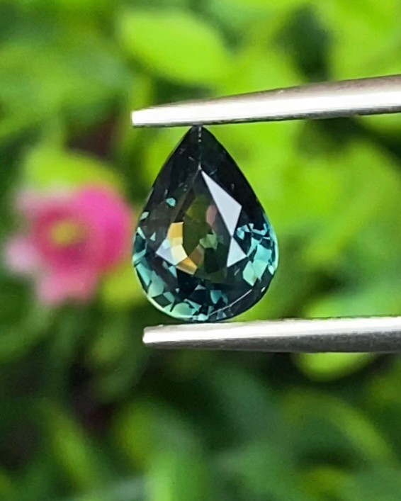 พลอย แซฟไฟร์ 3 สี Tricolor Sapphire 1.33 กะรัต (Cts.) ดิบ Unheated พลอยแท้ อัญมณีมงคลประจําวันเกิด เครื่องประดับพลอย