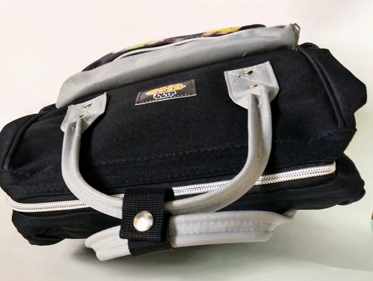 กระเป๋าเป้ลายสตาร์วอร์ +หูหิ้ว Star Wars ,tsum มีโครงเหล็ก บริเวณปากกระเป๋า ขนาดประมาณ 15"*9.5", ของแท้ ใหม่ **ป้ายหลุดหาย