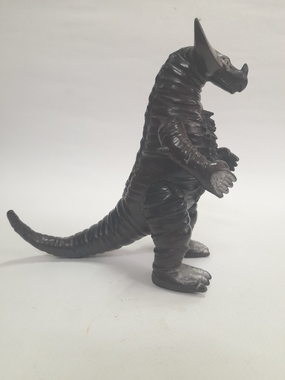 มีหลายภาพ,**ซ่อมเขา***ซอฟ 6.5-7 นิ้ว สัตว์ประหลาดโกโมร่า จากอุลตร้าแมน Bandai Japan 1983 สภาพดี มีรอยบ้าง มีปั๊มใต้เท้า