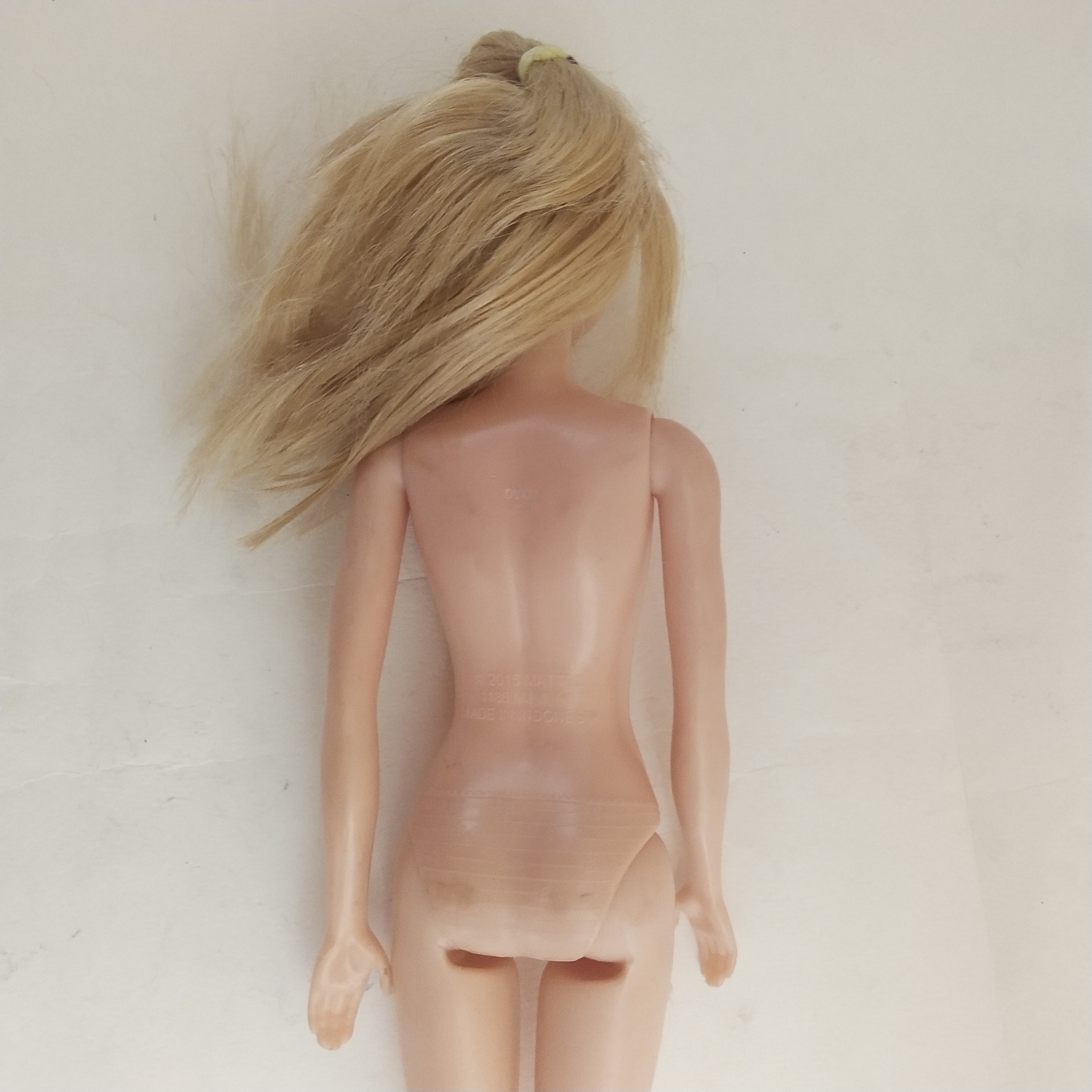 ตุ๊กตาบาร์บี้ หน้าสวย** แขนหลวม มีรอยเปื้อนโปรดดูทุกภาพ, รุ่นขาแข็งโค้งงอไม่ได้ Mattel Indonesia 2015