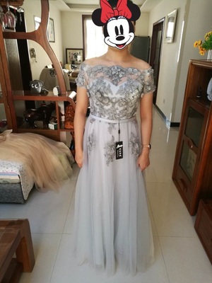 Pre-order ชุดราตรียาวสีเทาแบบไหล่ปาด แต่งลูกไม้ กระโปรงตาข่ายเชือกผูกหลัง