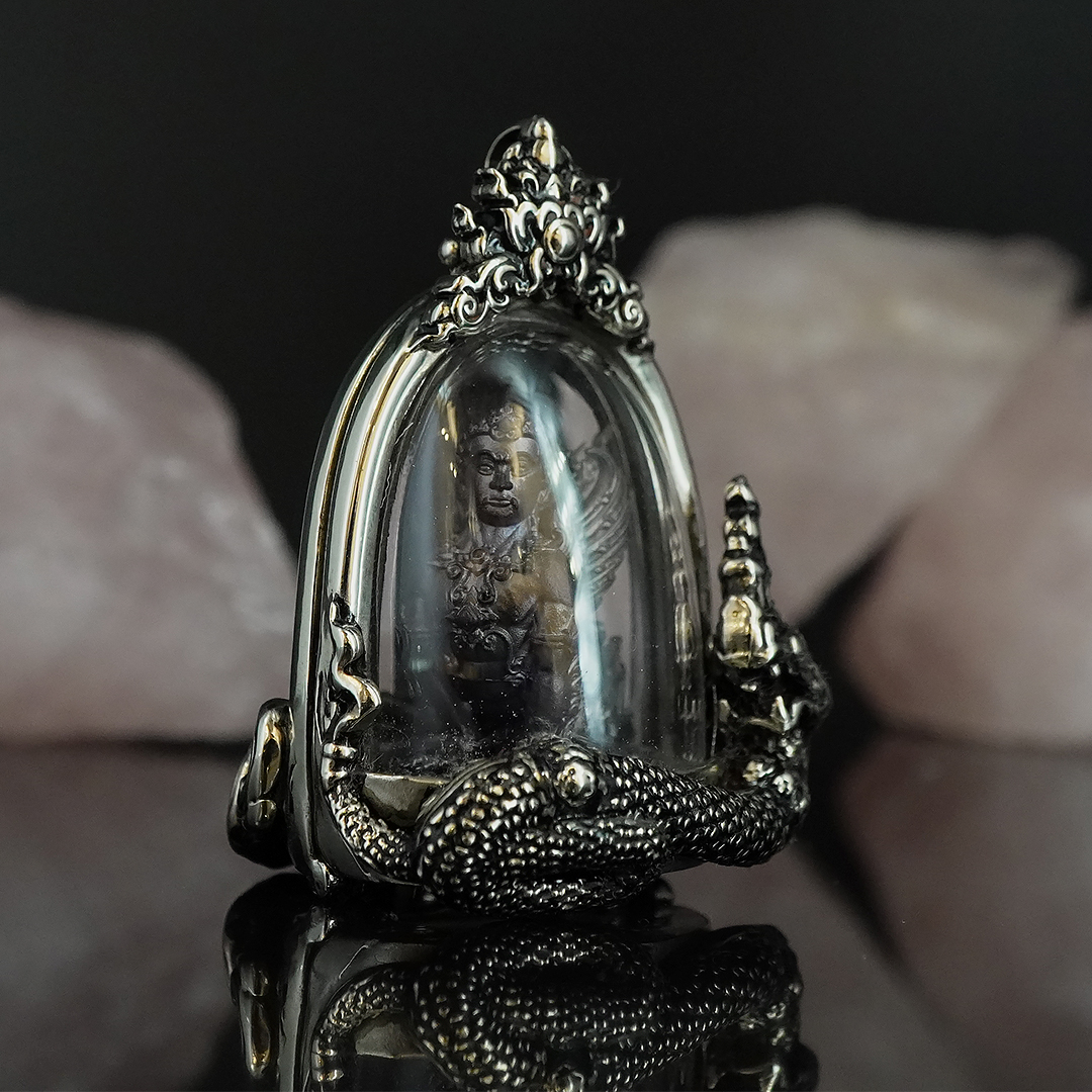 พญาปุริสาทพร้อมเลี่ยมกรอบนาคราช รหัส 3.2 เนื้อนวะโลหะ เลี่ยมเข้ากรอบเนื้อไวท์บรอนซ์ชุบทองคำขาวปัดดำ