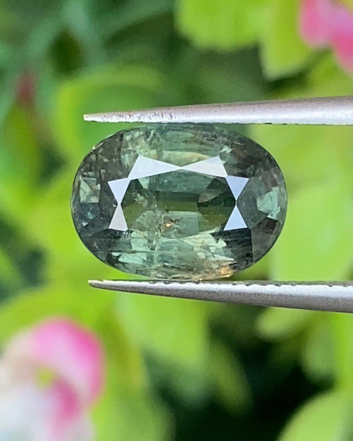 พลอย เขียวส่อง Green Sapphire 3.95 กะรัต (Cts.) ดิบ (Unheated) พร้อมใบเซอร์ (With Certificate) พลอยแท้ อัญมณีมงคลประจําวันเกิด เครื่องประดับพลอย