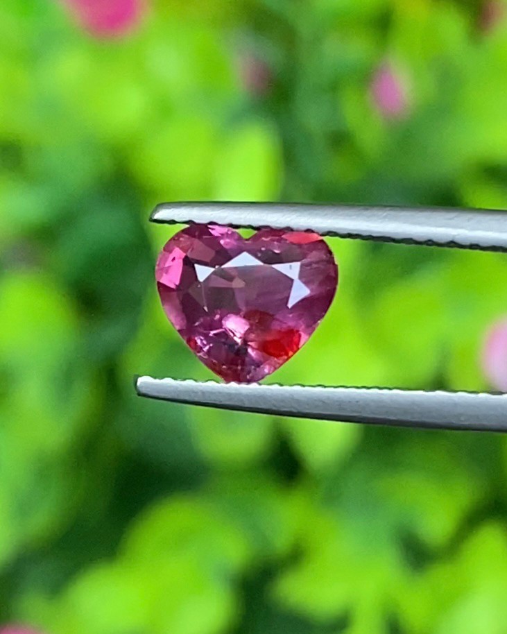 พลอย ทับทิม Ruby sapphire ดิบ1.07 กะรัต (Cts.) พลอยแท้ อัญมณีมงคลประจําวันเกิด เครื่องประดับพลอย