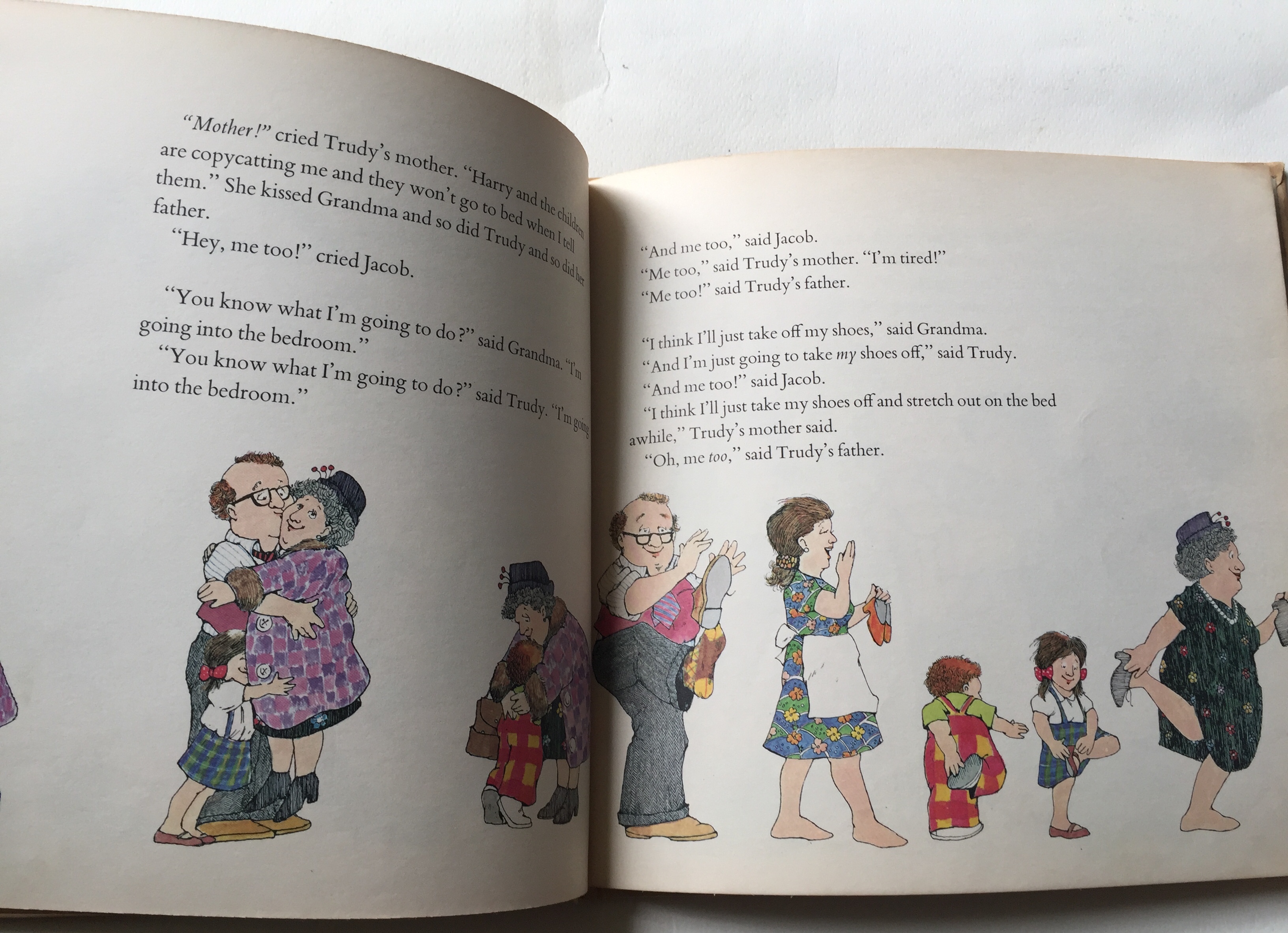 หนังสือภาพวาดสวยปกแข็ง ฉบับภาษาอังกฤษ, ** มีตำหนิตามภาพ, มีรอยเขียนชื่อ belong to Art Singtoroj, TELL ME A TRUDY โดย LORE SEGAL ภาพโดย ROSEMARY WELLS, ปีที่พิมพ์ 1977