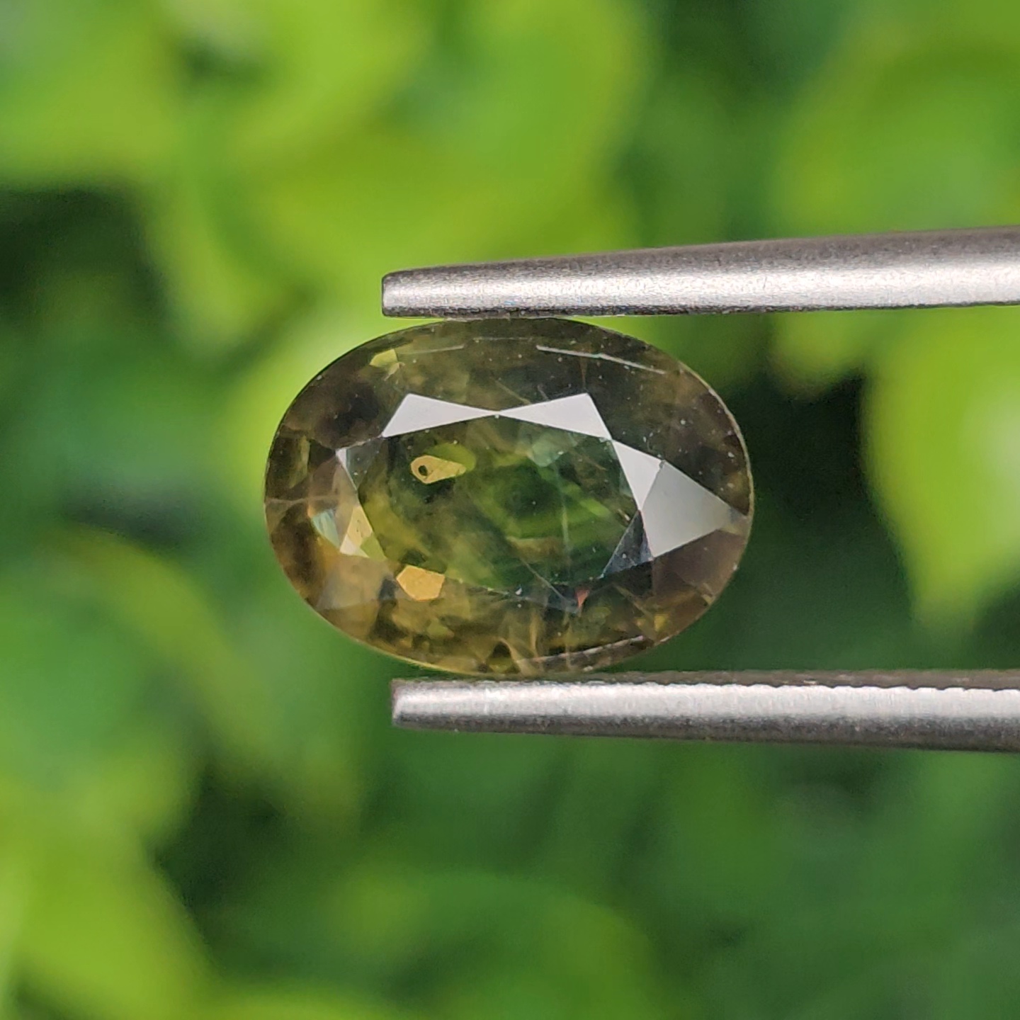 พลอย เขียวส่อง Green Sapphire 2.87 กะรัต (Cts.) พลอยแท้ อัญมณีมงคลประจําวันเกิด เครื่องประดับพลอย