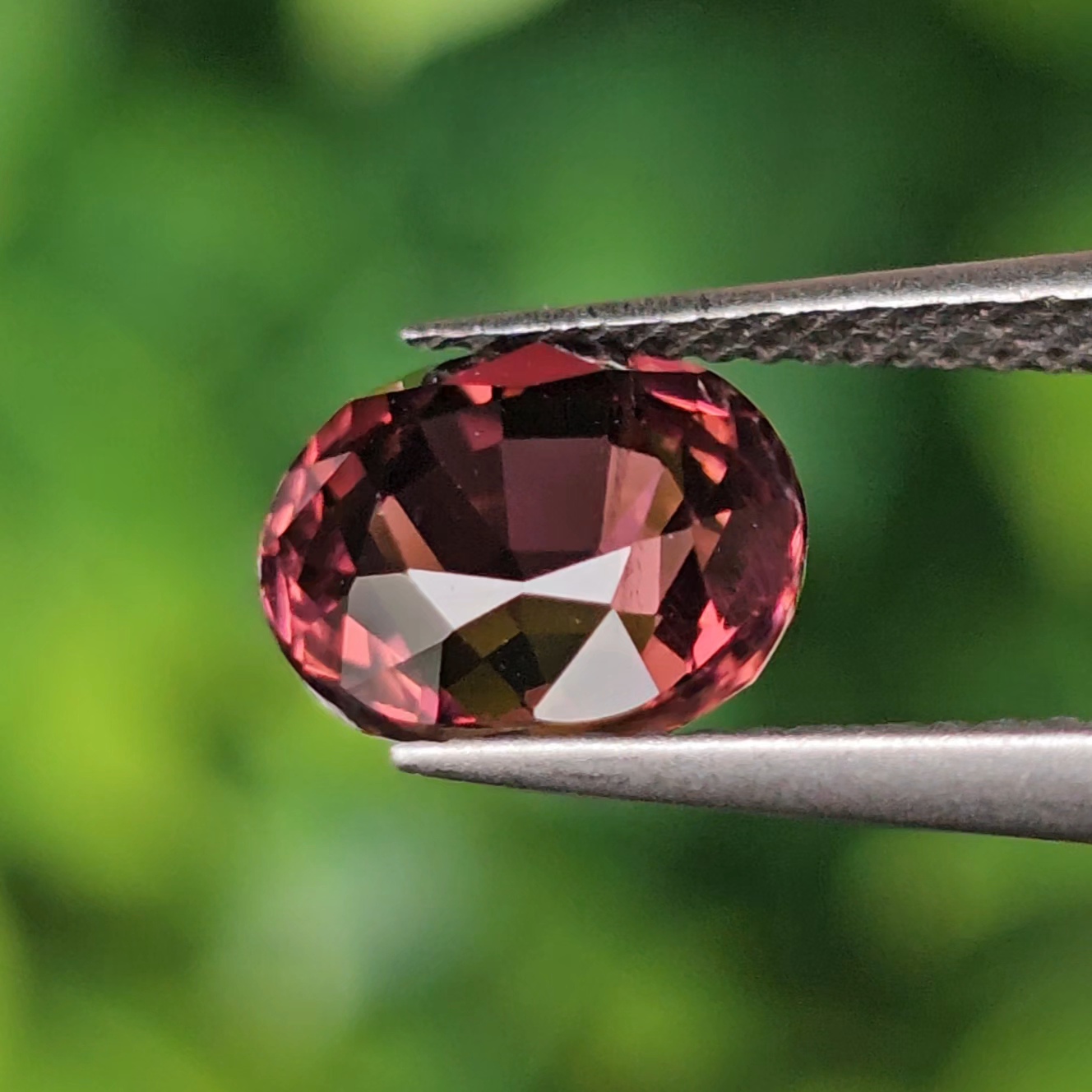 พลอย รูเบลไลต์ ทัวร์มาลีน Rubelite Tourmaline 1.52 กะรัต (Cts.) พลอยแท้ อัญมณีมงคลประจําวันเกิด เครื่องประดับพลอย