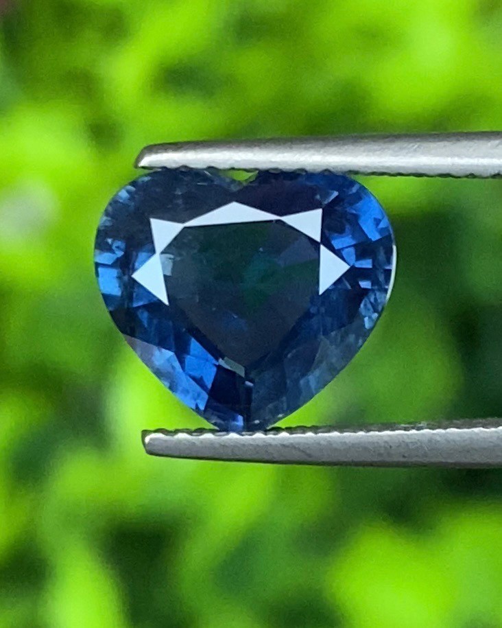 พลอย ไพลิน Blue Sapphire 3.24 กะรัต (Cts.) ดิบ (Unheated ) พร้อมใบเซอร์ พลอยแท้ อัญมณีมงคลประจําวันเกิด เครื่องประดับพลอย