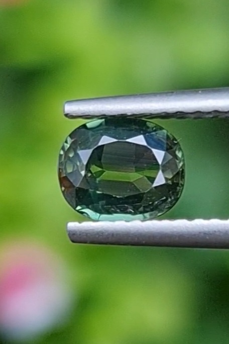 พลอย เขียวส่อง Green Sapphire 0.99 กะรัต (Cts.) พลอยแท้ อัญมณีมงคลประจําวันเกิด เครื่องประดับพลอย