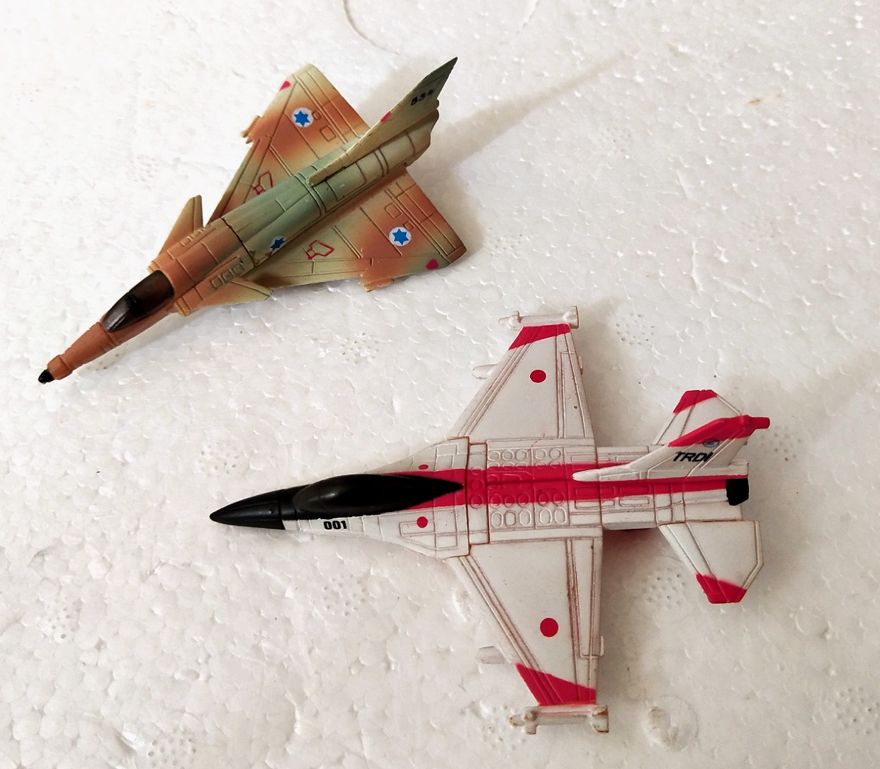 ของเล่น ของสะสม เครื่องบินรบ ขนาด 1:144 F -16ของฝูงบินประเทศญี่ปุ่น และ IAI kfir ของ กองทัพอากาศอิสราเอล ขาดฐานและอาวุธปล่อย