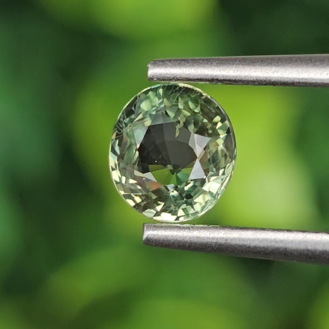 พลอย เขียวส่อง Green Sapphire 0.85 กะรัต (Cts.) ดิบ (Unheated) พลอยแท้ อัญมณีมงคลประจําวันเกิด เครื่องประดับพลอย