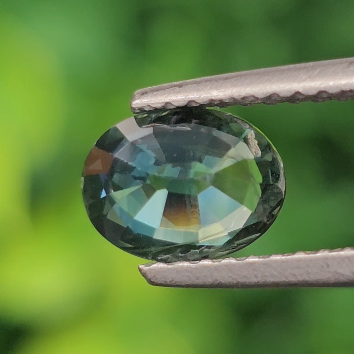 พลอย เขียวส่อง Green Sapphire 1.15 กะรัต (Cts.) พลอยแท้ อัญมณีมงคลประจําวันเกิด เครื่องประดับพลอย