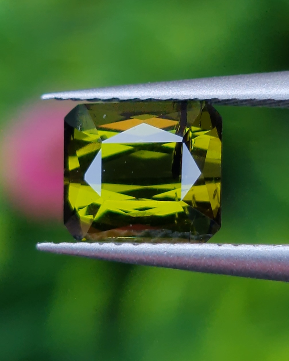 พลอย กรีน ทัวร์มารีน (Green Tourmaline) 1.15 กะรัต (Cts.) อัญมณีมงคลประจําวันเกิด เครื่องประดับพลอย