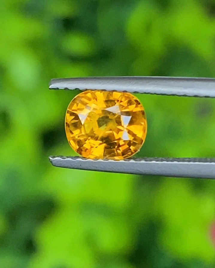 พลอย บุษราคัม yellow sapphire 1.33 กะรัต (Cts.) พลอยแท้ อัญมณีมงคลประจําวันเกิด เครื่องประดับพลอย