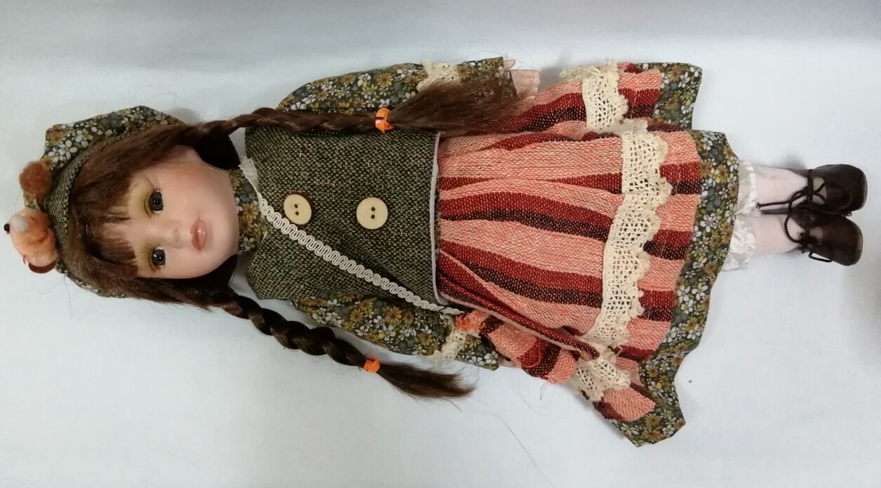 ของสะสม ตุ๊กตาพอร์ซเลน Porcelain doll ตุ๊กตาเด็กหญิงผมเปีย แต่งกายแนววินเทจน่ารัก ใส่หมวกลายเดียวกับชุด **ตุ๊กตาติดหมวก ตาหลุด 1 ข้าง ตามภาพที่2 ***สภาพเก่าเก็บสะสม ขนาด สูง 42 ซม.
