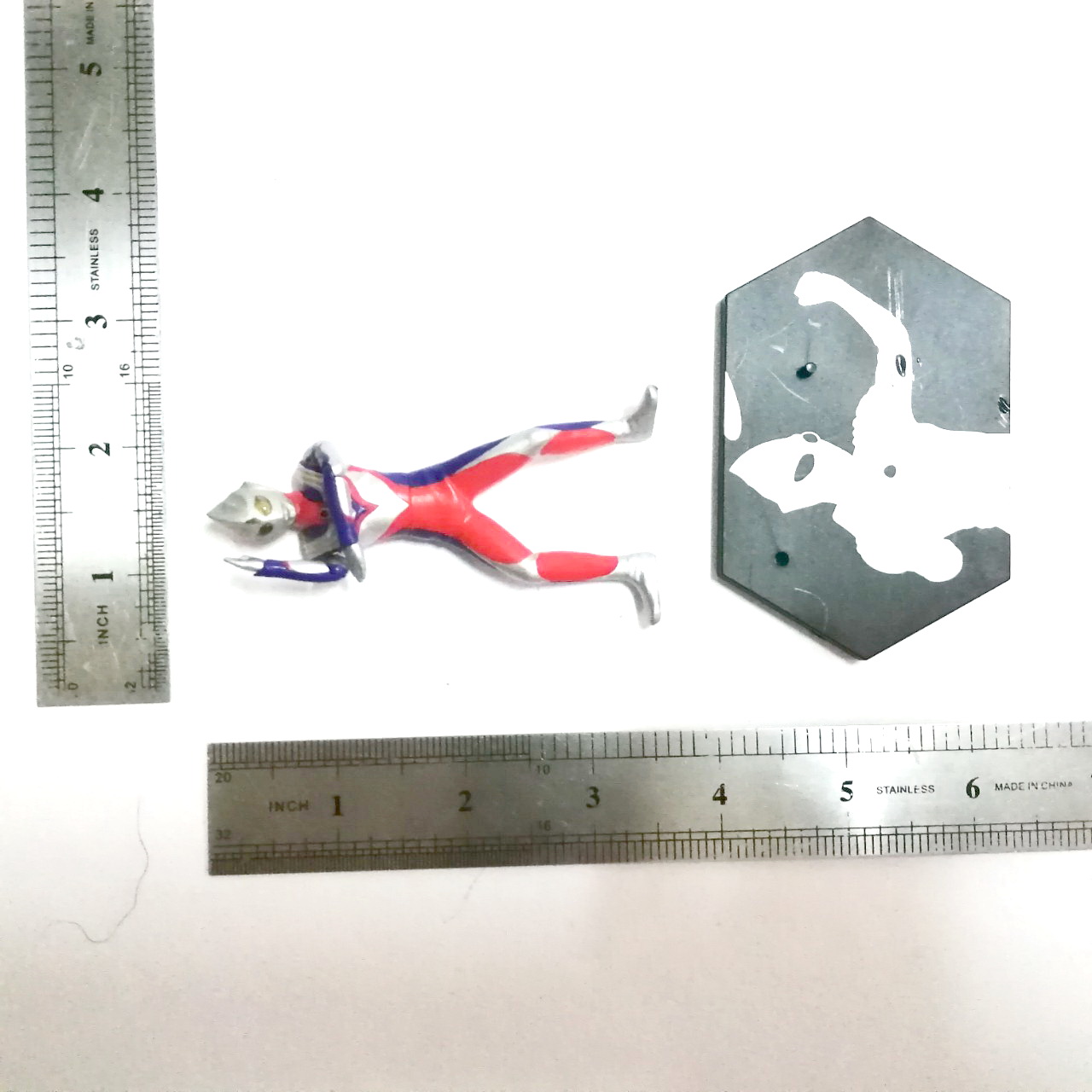 กาชาปอง ดิจิตอลเกรด ขยับแขนได้ อุลตร้าแมนทีก้า ขนาด 3 นิ้ว แขนมีข้อต่อ ขยับเปลี่ยนท่าได้ ***ตำหนิที่ฐาน