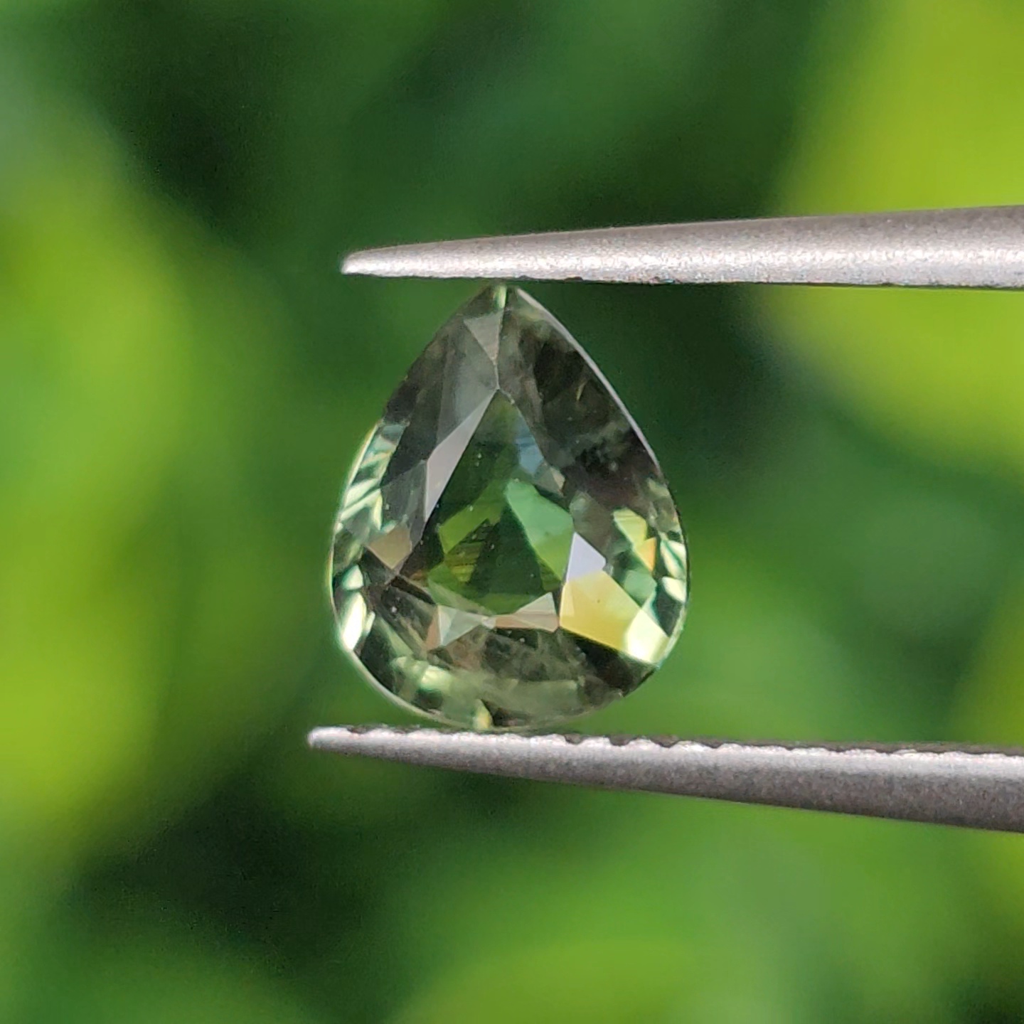 พลอย เขียวส่อง Green Sapphire 0.81 กะรัต (Cts.) ดิบ (Unheated) พลอยแท้ อัญมณีมงคลประจําวันเกิด เครื่องประดับพลอย