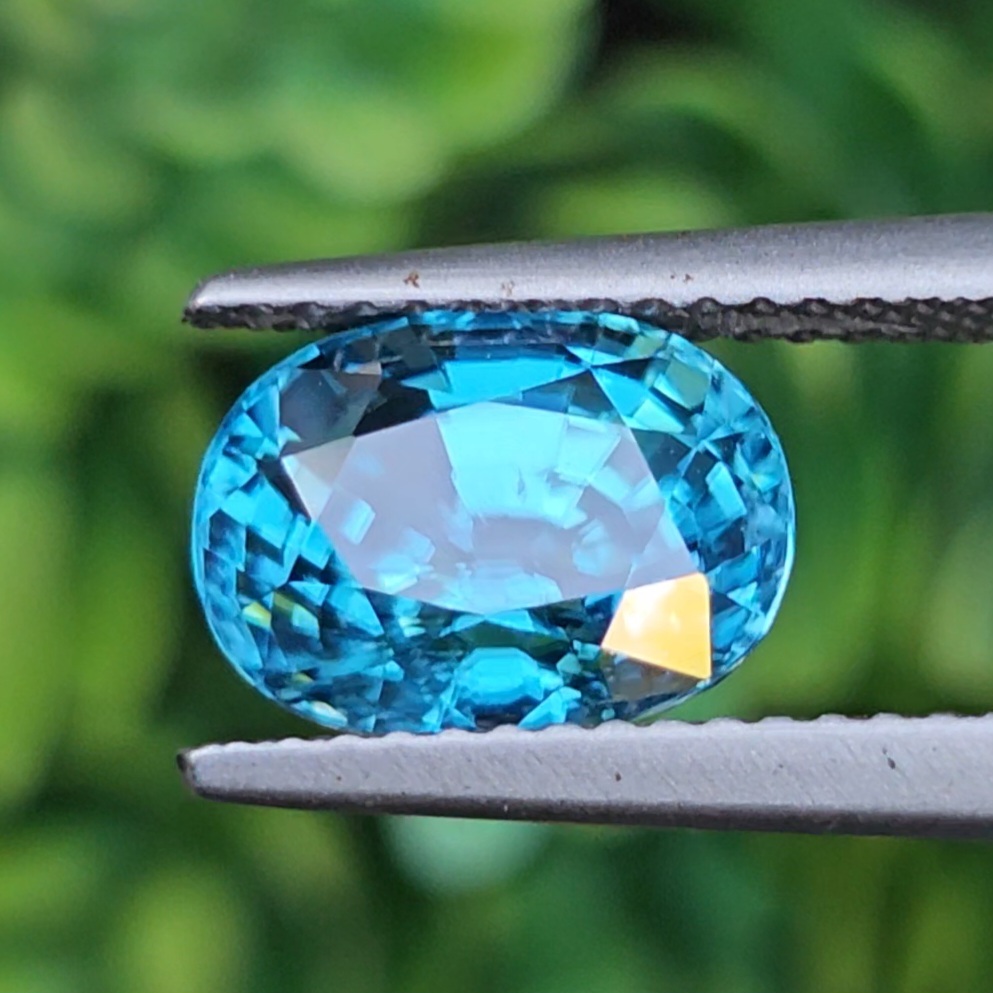 พลอย เพทาย (Zircon) 4.89 กะรัต (Cts.) พลอยแท้ อัญมณีมงคลประจําวันเกิด เครื่องประดับพลอย