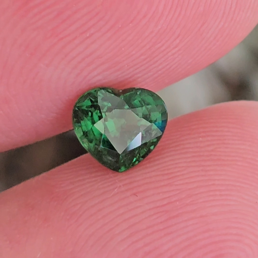 พลอย ซาโวไรท์ Tsavorite Garnet 1.16 กะรัต (Cts.) ดิบ Unheated พร้อมใบเซอร์ อัญมณีมงคลประจําวันเกิด เครื่องประดับพลอย