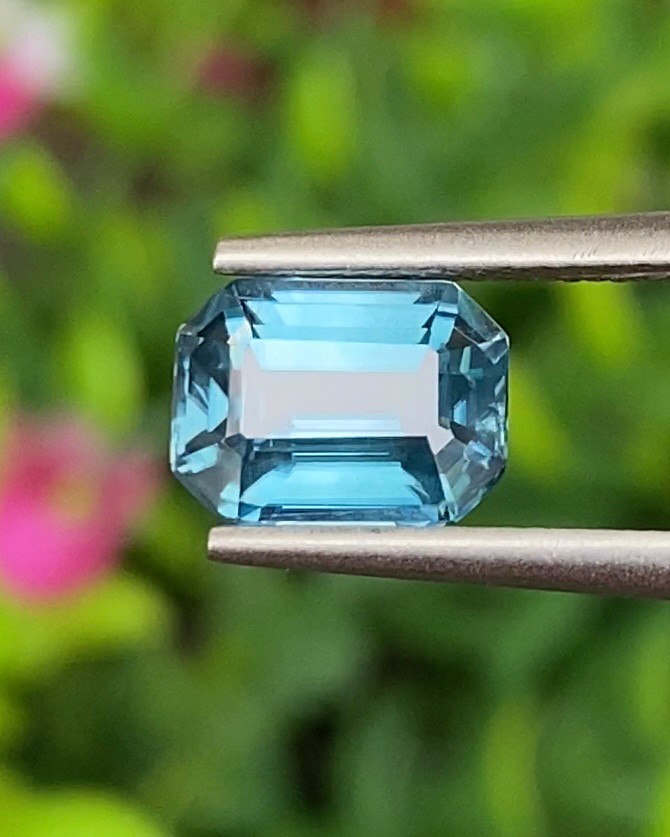 พลอย เพทาย (Zircon) 2.38 กะรัต (Cts.) พลอยแท้ อัญมณีมงคลประจําวันเกิด เครื่องประดับพลอย