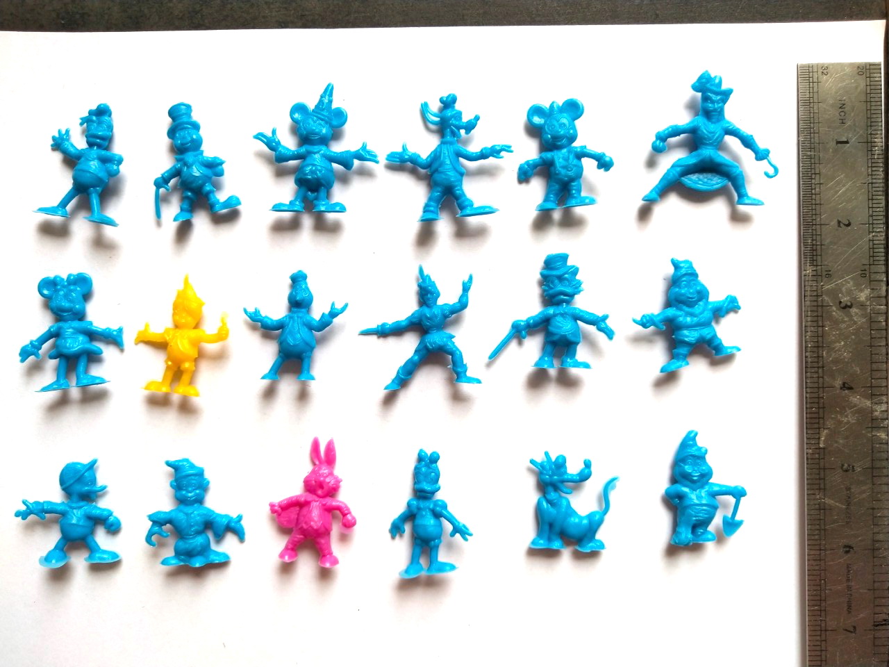 ชุดตุ๊กตุ่นดีสนีย์ ตุ๊กตุ่นตัวละครจากภาพยนตร์การ์ตูนของ วอลท์ ดีสนีย์ อาทิ ปีเตอร์แพน, สนีซซี่, อังเคิลสคู๊ซ, มิกกี้เม้าส์, ลูอี้, กัปตันฮุค, โดบี, เดซี่ดั๊ก, กัสกูซ, กูฟฟี่, เจมมินี่ คริกเก็ต, มินนี่เม้าส์, กรัมปี้, โดนัลด์ดั๊ก, พลูโต, แฟนตาเซียมิคกี้ แล