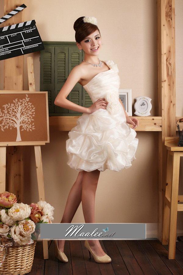 พร้อมเช่า ชุดแฟนซี ชุดราตรีสั้น ผ้าแก้วจับจีบย่น แต่งดอกไม้สวยหวาน สีครีม