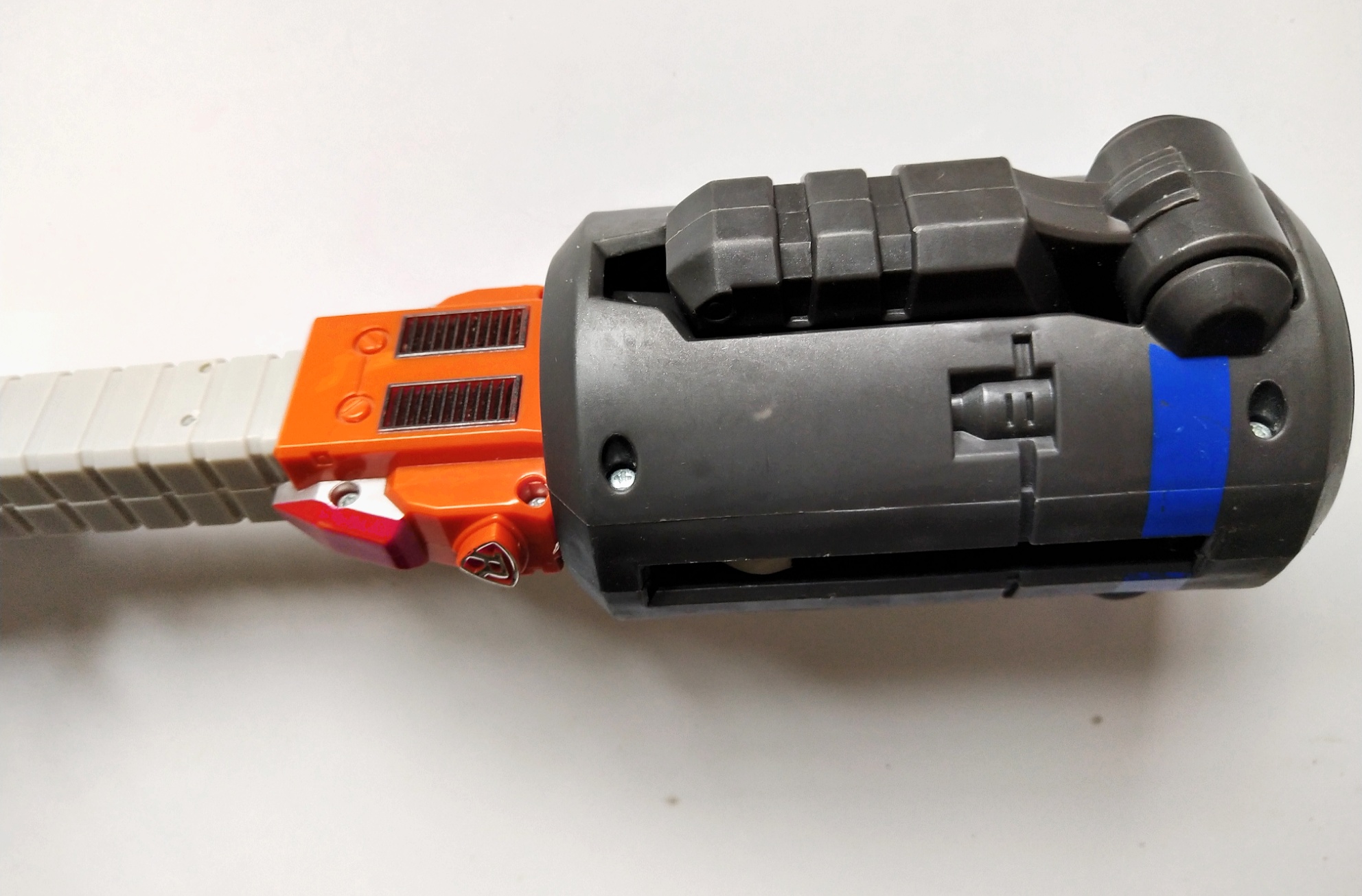ของเล่นของสะสมจากโทมิกะฮีโร่, เรสคิวฟอร์ซ "เรสคิว ทูลส",Rescue Breaker อุปกรณ์เอนกประสงค์ ใช้ป้องกันตัวและทำลายสิ่งกีดขวางต่างๆในการกู้ภัย เล่นได้ หลายแบบ:Break Axe ขวาน, Break Hammer ฆ้อน,Break Shot เป็นกล้องแบบที่ใช้ในเรือดำน้ำ เมื่อมองด้านหนึ