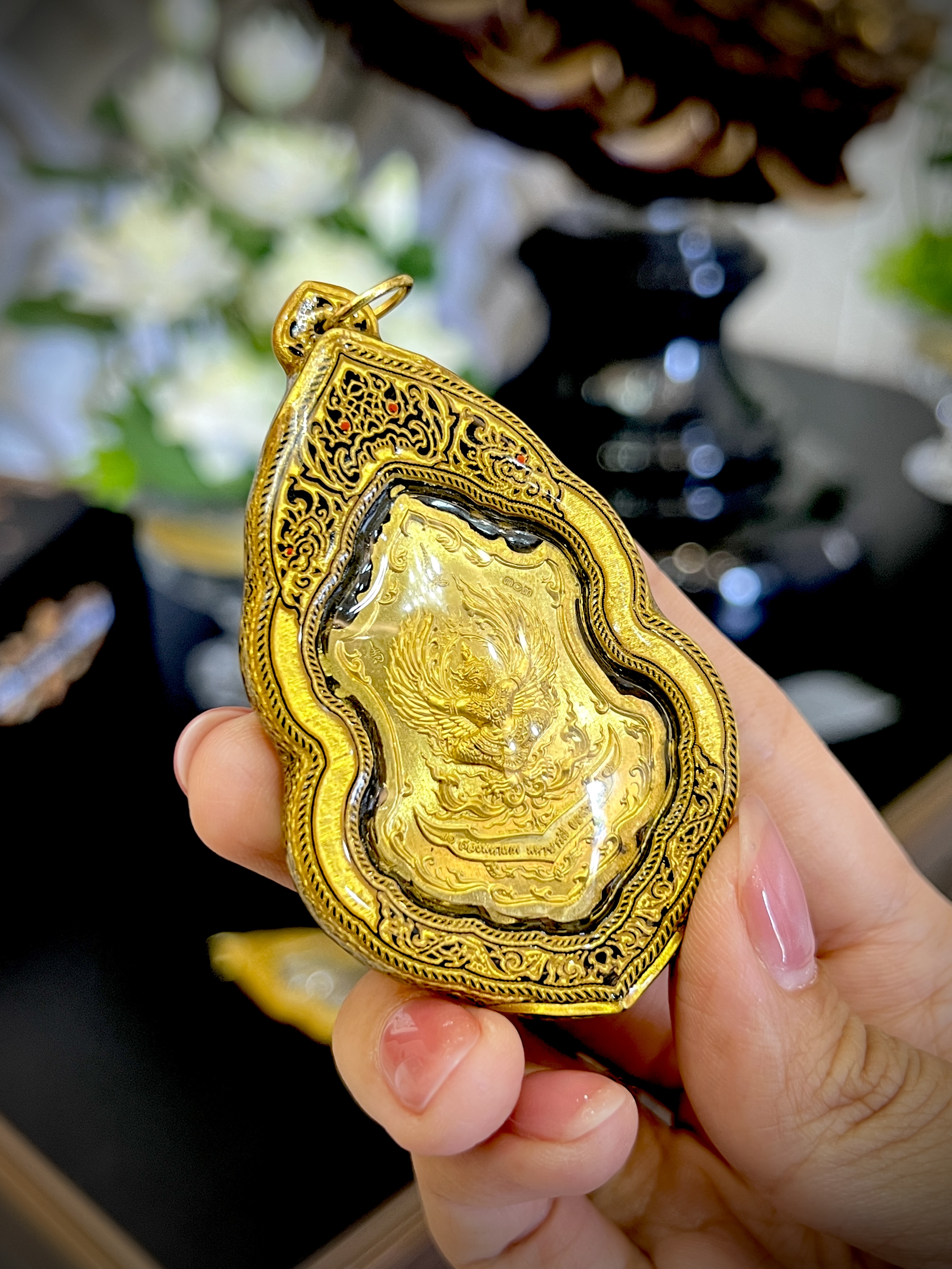 บริการเลี่ยมแบบมีลายขอบข้าง No.A สีทอง (แบบห้อยคอ ขนาดพระไม่เกิน 5 เซนติเมตร) ** ลูกค้าส่งงานมาเลี่ยมที่ร้าน ระยะเวลาเลี่ยมประมาณ 3-5 วัน ไม่รวมระยะเวลาจัดส่ง **