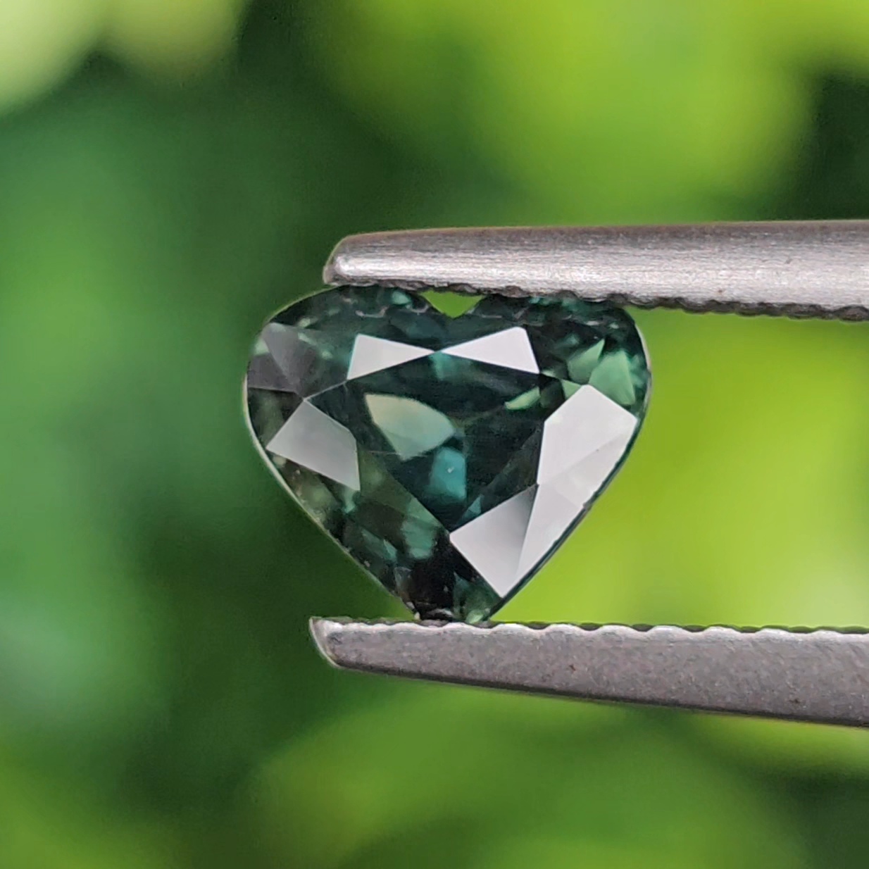 พลอย เขียวส่อง Green Sapphire 1.11 กะรัต (Cts.) พลอยแท้ อัญมณีมงคลประจําวันเกิด เครื่องประดับพลอย