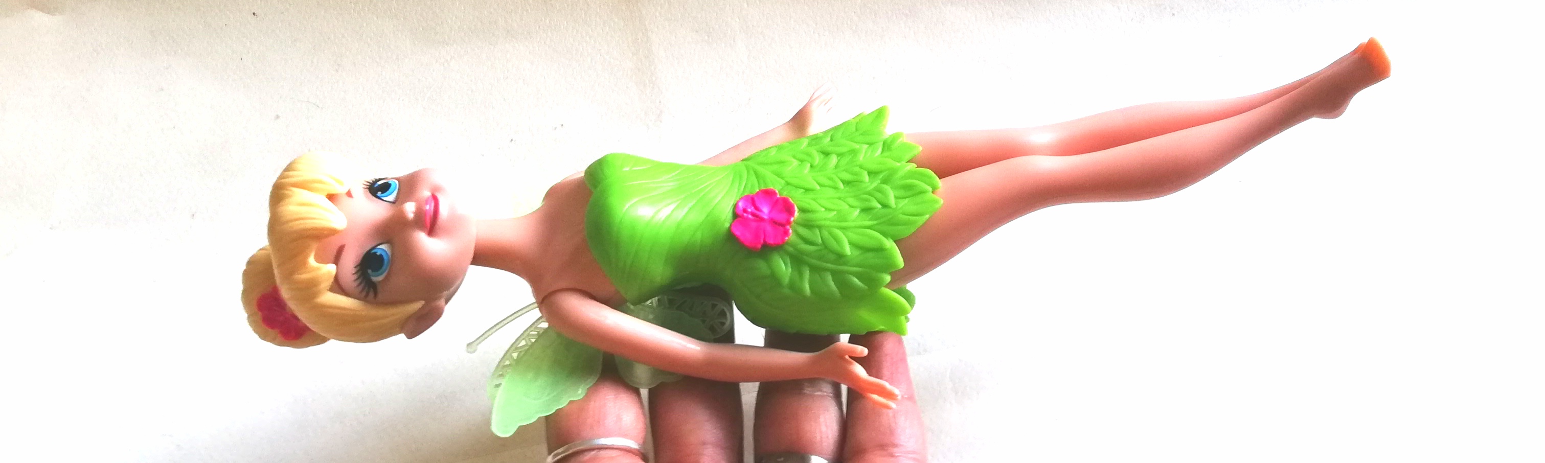 มีหลายภาพค่ะ, ตุ๊กตา ทิงเกอร์เบลล์ จากดิสนีย์*** ปีกไม่ได้มากับตัว, ไม่ได้มีรองเท้า มีของตามภาพ ขาแน่นมาก ***งอแทบไม่ได้ พร้อมชุด เป็นยางสีเขียวถอดออกได้ตามภาพ, ขาแข็ง พับงอไม่ได้