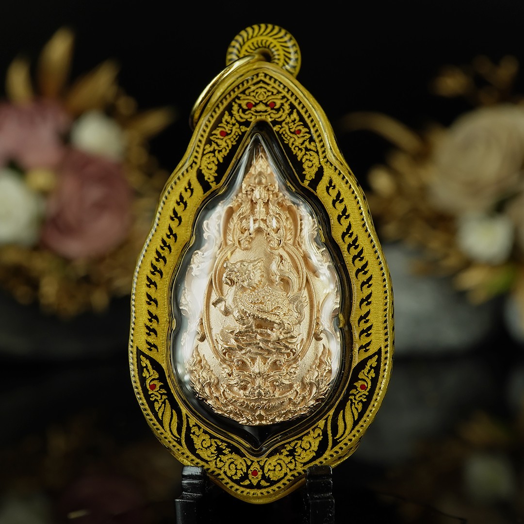 บริการเลี่ยมแบบมีลายขอบข้าง No.A สีทอง (แบบห้อยคอ ขนาดพระไม่เกิน 5 เซนติเมตร) ** ลูกค้าส่งงานมาเลี่ยมที่ร้าน ระยะเวลาเลี่ยมประมาณ 3-5 วัน ไม่รวมระยะเวลาจัดส่ง **