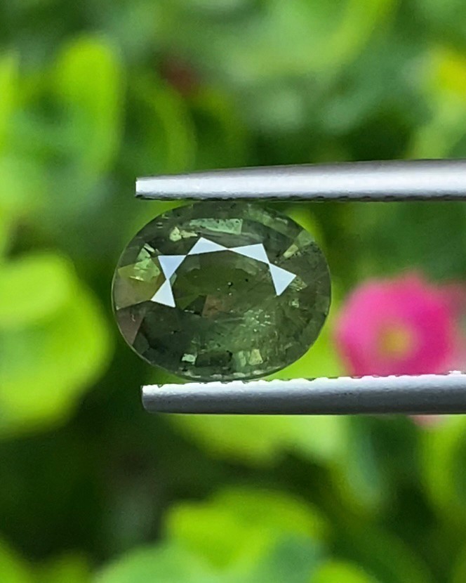 พลอย เขียวส่อง Green Sapphire 1.94 กะรัต (Cts.) ดิบ Unheated พลอยแท้ อัญมณีมงคลประจําวันเกิด เครื่องประดับพลอย