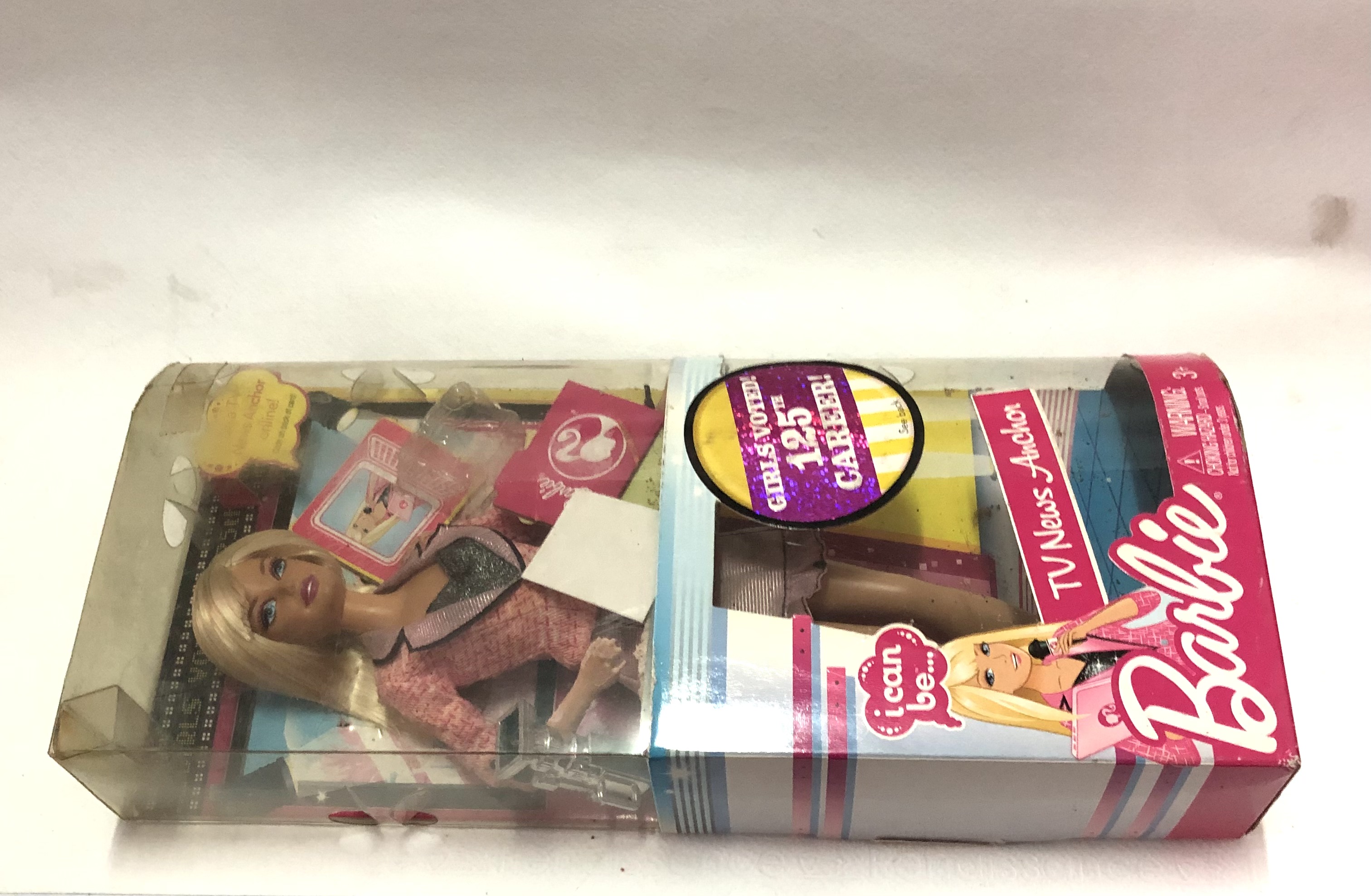 มือ1 เก่าเก็บในกล่อง***มือมีตำหนิ ตามภาพ *** ตุ๊กตาบาร์บี้รุ่น I can be ... TV News Anchor, Girl Voted 125th Career! ตุ๊กตาบาร์บี้อาชีพ