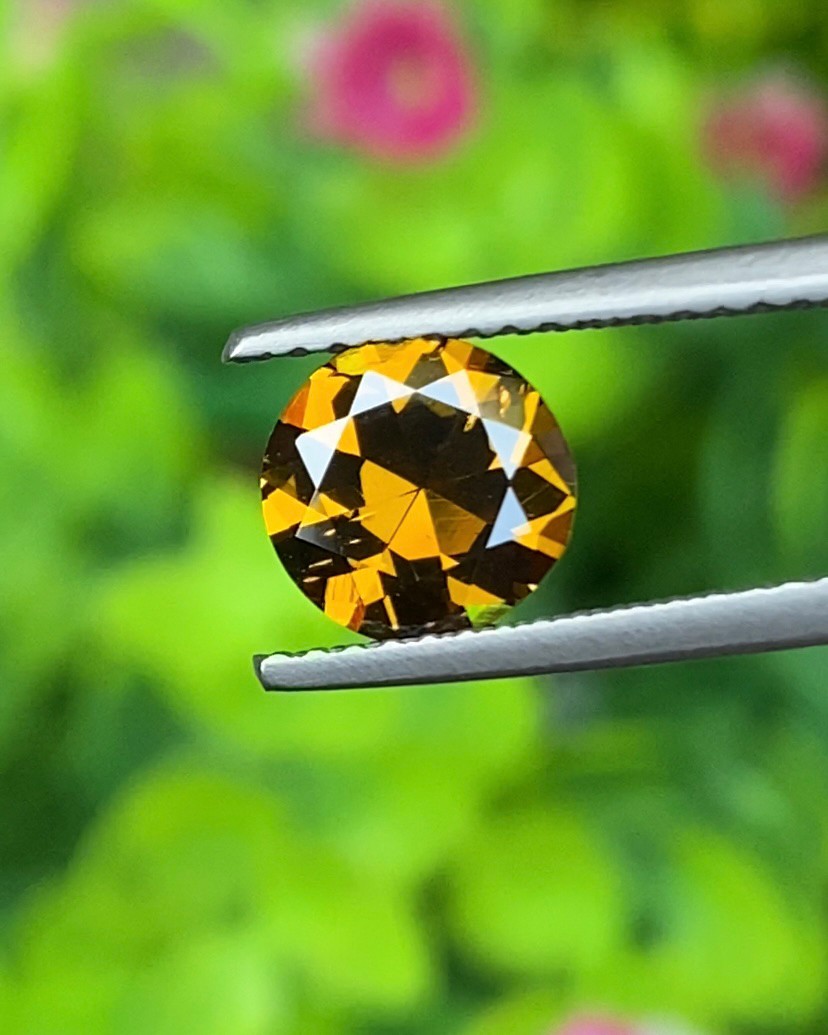 พลอย ดีแมนทรอยด์ การ์เน็ต Demantoid Garnet 1.39 Cts. ดิบ Unheated พร้อมใบเซอร์ พลอยแท้ อัญมณีมงคลประจําวันเกิด เครื่องประดับพลอย