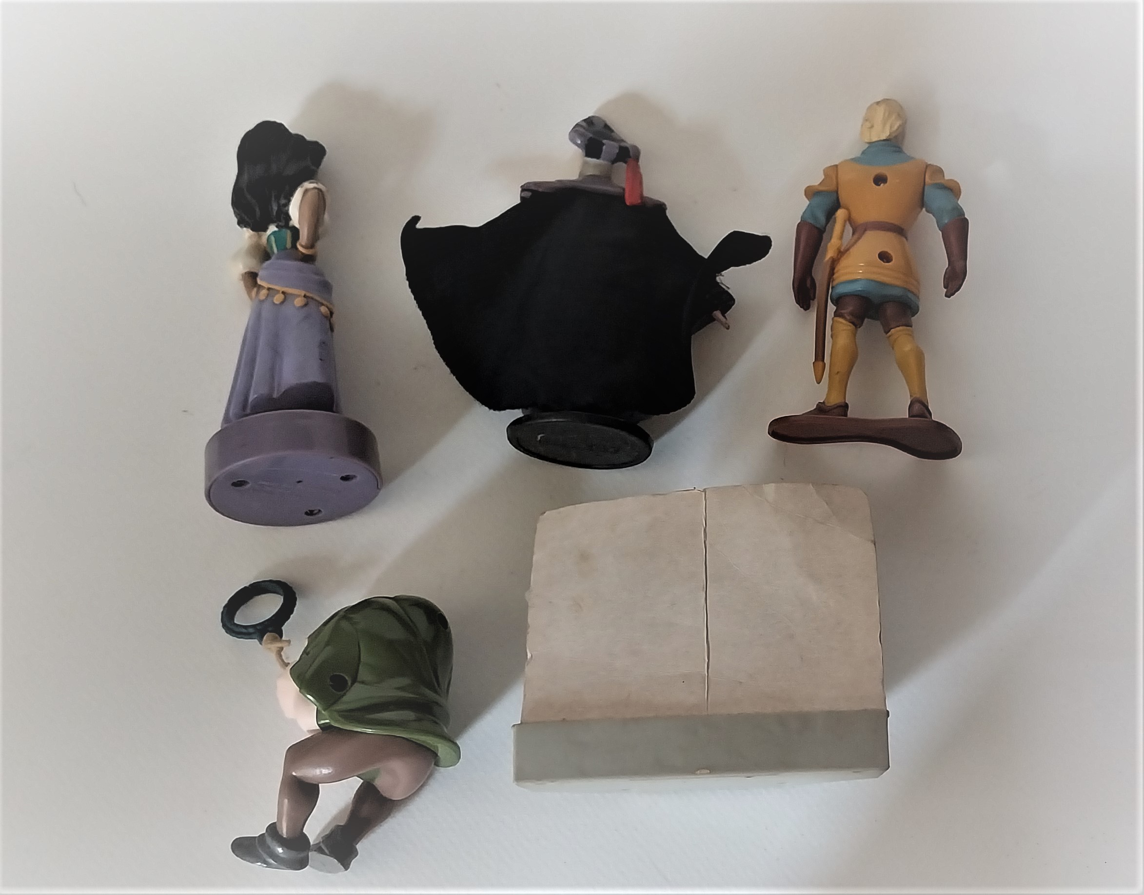 เซ็ทตุ๊กตาของพรีเมี่ยมจากแมคโดนัลด์ ชุด คนค่อมแห่งนอร์เธอะดาม ***งานมีรอยสีถลอกตามภาพ