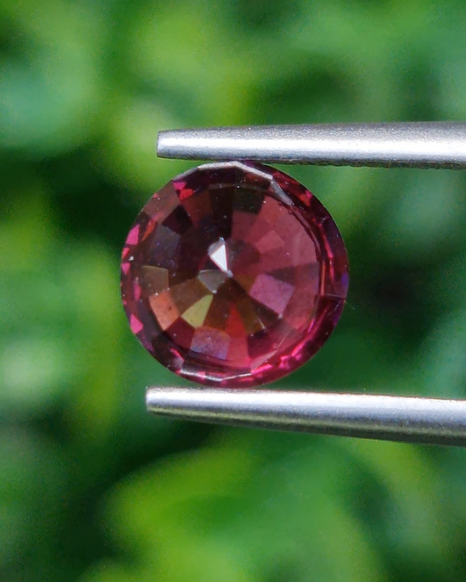 พลอย โรโดไลต์ กาเน็ท Rhodolite Garnet 2.42 กะรัต Cts.พลอยแท้ อัญมณีมงคลประจําวันเกิด เครื่องประดับพลอย