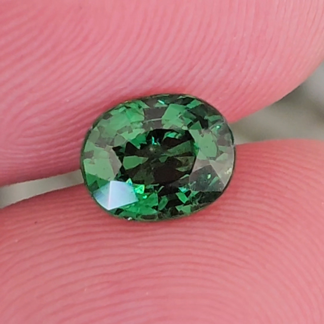 พลอย ซาโวไรท์ Tsavorite Garnet 1.36 กะรัต (Cts.) ดิบ Unheated พร้อมใบเซอร์ อัญมณีมงคลประจําวันเกิด เครื่องประดับพลอย