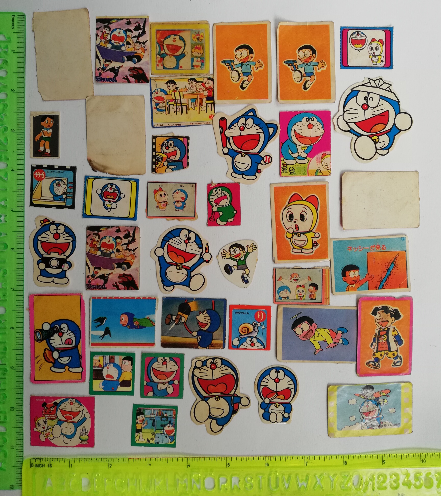 รูปลอกเก่าลายโดราเอม่อนและเพื่อน คละแบบ จำนวนตามภาพ