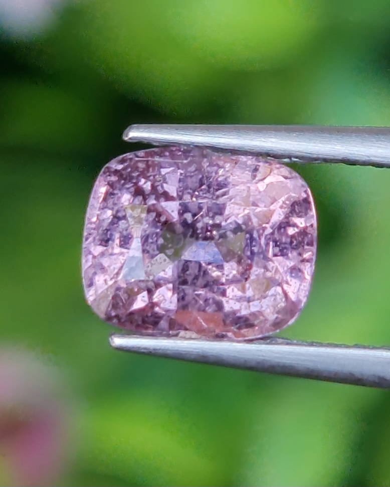 พลอย สปิเนล (Spinel) 1.34 กะรัต (Cts.) ดิบ (Unheated) พลอยแท้ อัญมณีมงคลประจําวันเกิด เครื่องประดับพลอย