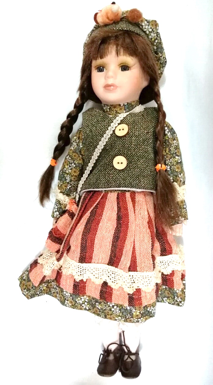 ของสะสม ตุ๊กตาพอร์ซเลน Porcelain doll ตุ๊กตาเด็กหญิงผมเปีย แต่งกายแนววินเทจน่ารัก ใส่หมวกลายเดียวกับชุด **ตุ๊กตาติดหมวก ตาหลุด 1 ข้าง ตามภาพที่2 ***สภาพเก่าเก็บสะสม ขนาด สูง 42 ซม.