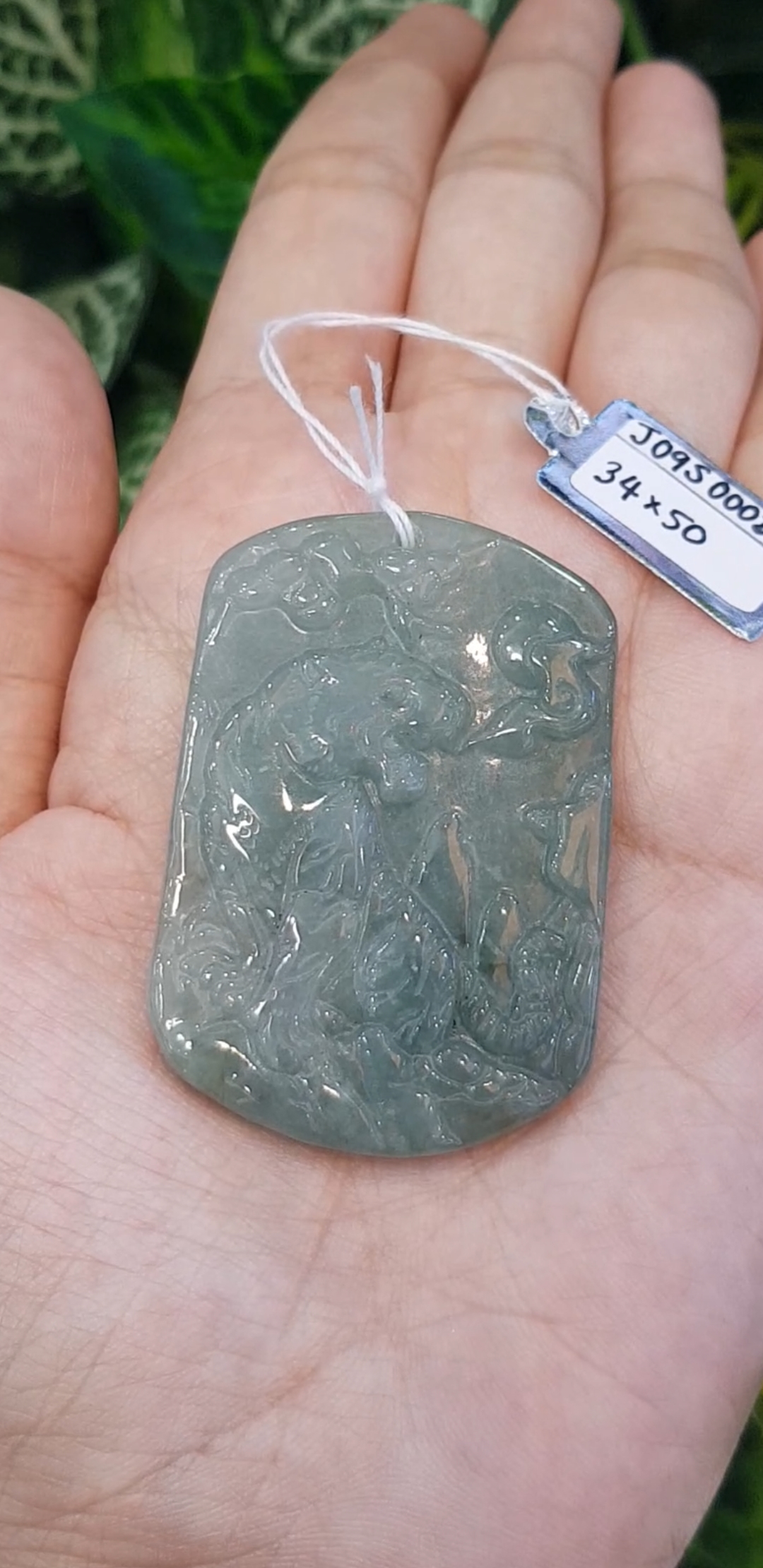 หยก พม่า แท้ Jade จี้หยก (jadeite) แกะสลักรูปเสือ ดิบ ไม่ผ่านการปรับปรุง (Type A) พม่า (Myanmar)