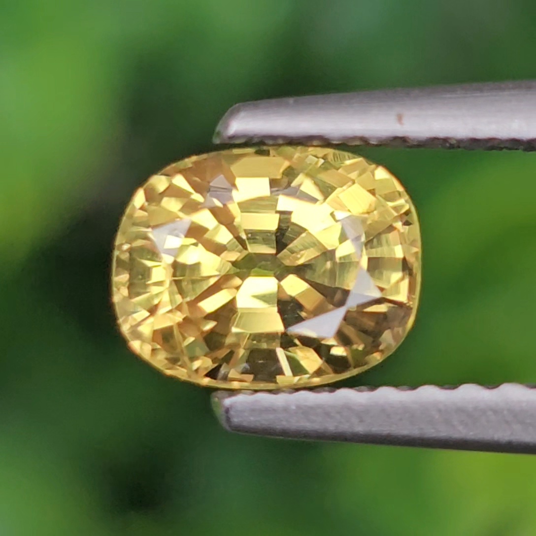 พลอย บุษราคัม yellow sapphire 1.17 กะรัต (Cts.) ดิบ (Unheated) พร้อมใบเซอร์ พลอยแท้ อัญมณีมงคลประจําวันเกิด เครื่องประดับพลอย