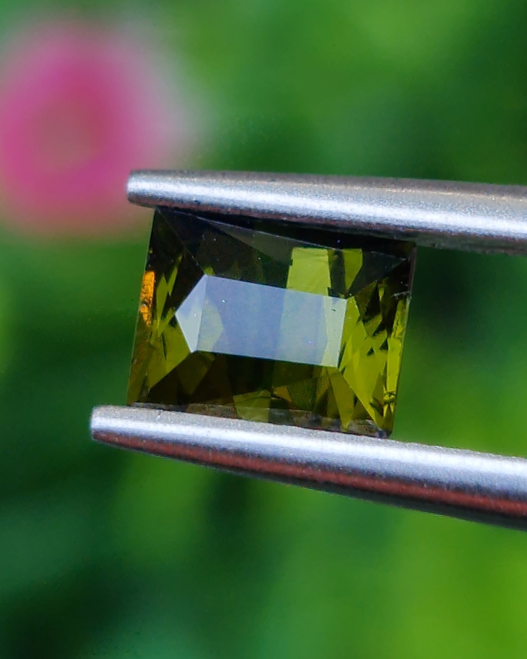 พลอย กรีน ทัวร์มารีน (Green Tourmaline) 0.98 กะรัต (Cts.) อัญมณีมงคลประจําวันเกิด เครื่องประดับพลอย